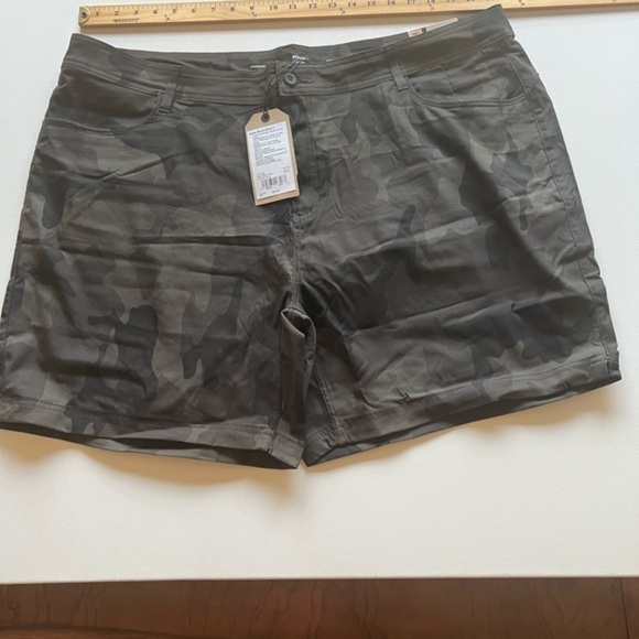 Prana Pants - NWT Prana Women's Halle Short Plus II Size
22/7" Inseam Camo (D4)
